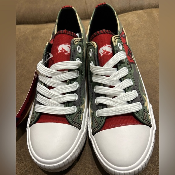 NWT- Arkansas Razorback Women’s Shoes - Picture 3 of 13